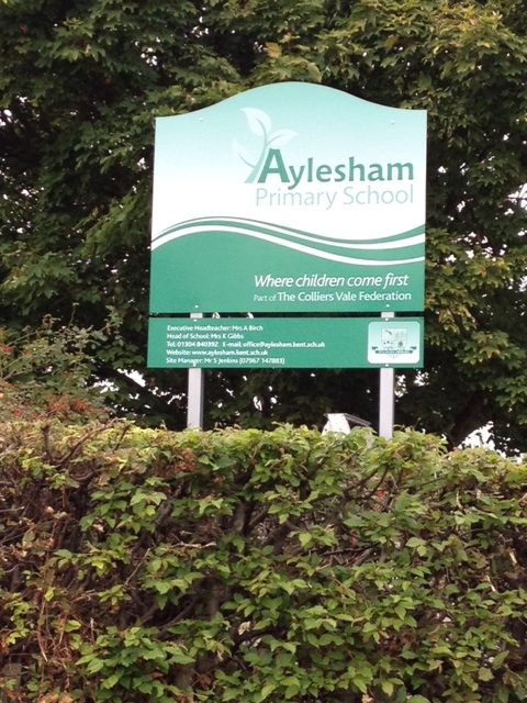 Aylesham Primary School post mounted outdoor sign